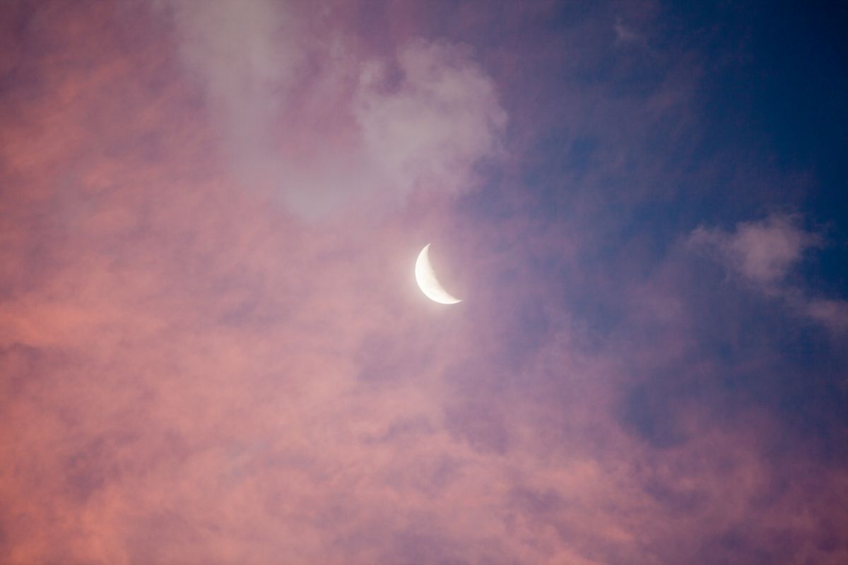 How To Manifest On A New Moon: 3 Simple Steps